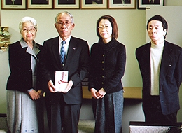 v񑡎