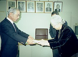 v񑡎